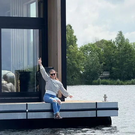 Modern Tiny Houseboat To Visit Amsterdam * 莫尼肯达姆