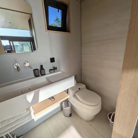 Modern Tiny Houseboat To Visit Amsterdam 船屋 莫尼肯达姆