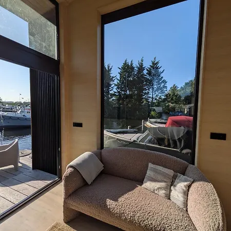 Modern Tiny Houseboat To Visit Amsterdam 船屋