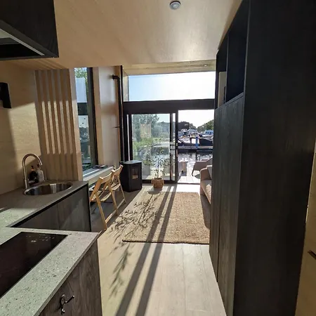 Modern Tiny Houseboat To Visit Amsterdam 船屋 *