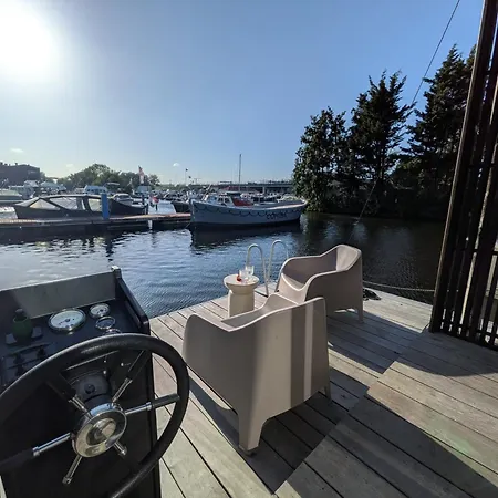 Modern Tiny Houseboat To Visit Amsterdam 船屋 莫尼肯达姆