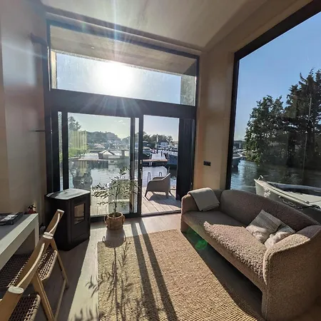 Modern Tiny Houseboat To Visit Amsterdam 莫尼肯达姆