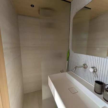 Modern Tiny Houseboat To Visit Amsterdam * 莫尼肯达姆