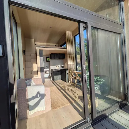 Modern Tiny Houseboat To Visit Amsterdam 船屋