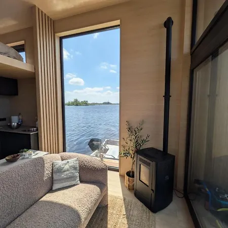 Modern Tiny Houseboat To Visit Amsterdam Úszó hotel